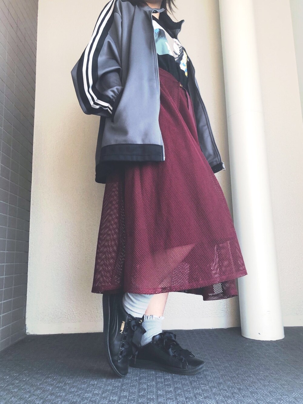 「ジャージコーデ、ジャージージャケット、ジャージスカート、赤スカート」｜「GUのアイテム（Tシャツ/カットソー、ブラック系）」を使った、👻さん（レディース・155cm）の春コーディネートの1枚目の写真