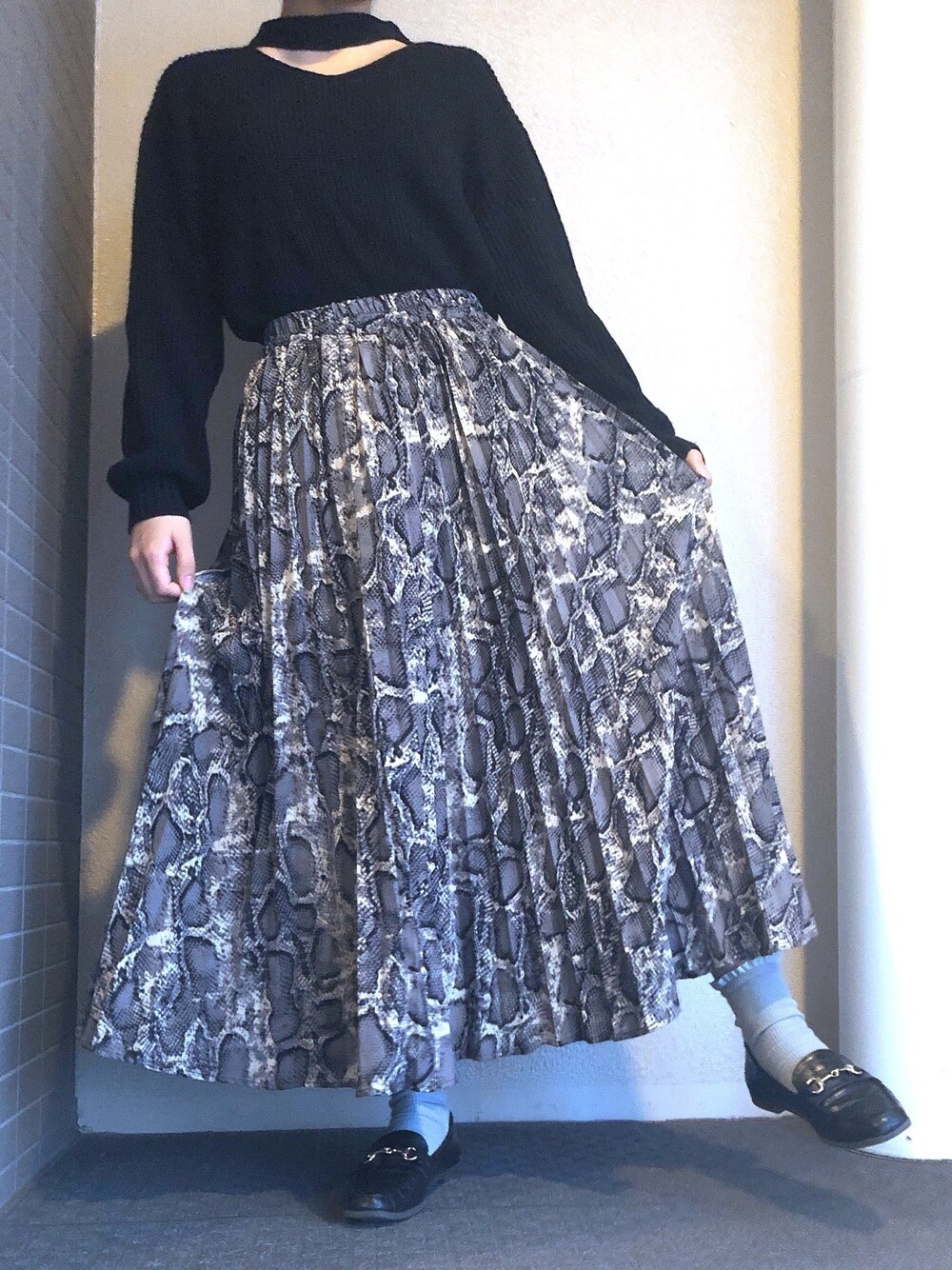「柄ワンピース、カジュアルスタイル」｜「RETRO GIRLの柄プリーツスカート（スカート、ブラック系）」を使った、👻さん（レディース・155cm）の春コーディネートの1枚目の写真
