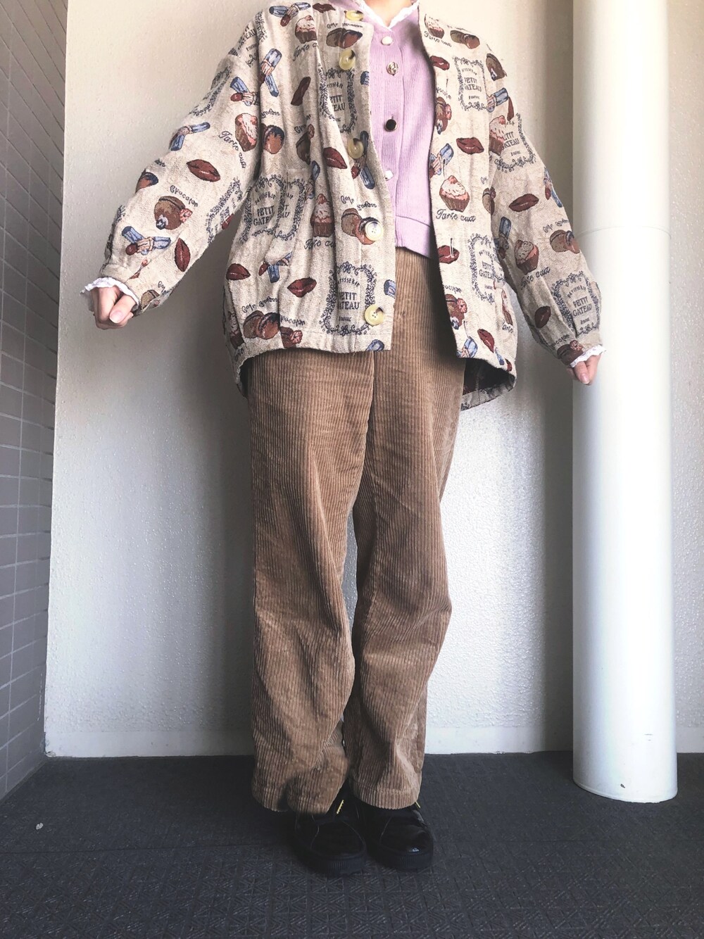 「ピンクコーデ、春コーデ、お洒落さんとつながりたい、プチプラ、大人ガーリー、サクラ色、ピンクトップス、パンツコーデ、ブラウンパンツ」｜「rivet & surgeのアイテム（ジャケット/アウター、その他）」を使った、👻さん（レディース・155cm）の春コーディネートの1枚目の写真