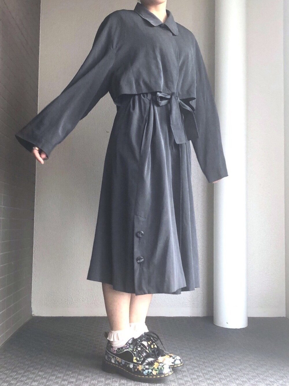 「シンプルカジュアル、コートワンピ、グレーコート、くすみカラー、グレーコーデ、グレー×ネイビー」｜「Dr. Martensの[DR.MARTENS]5ホールプリントシューズ（その他シューズ、ブラック系）」を使った、👻さん（レディース・155cm）の春コーディネートの1枚目の写真