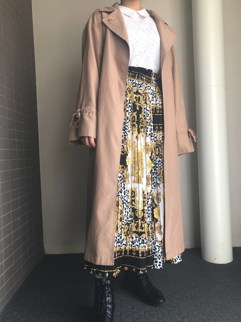 「柄パンツ、柄コーデ、ガラパン、春コート、春服、春コーデ、オーバーサイズ、ヤンキー」｜「AS KNOW AS PINKYのレースドッキングコート/バックレース（トレンチコート、ベージュ系）」を使った、👻さん（レディース・155cm）の春コーディネートの1枚目の写真