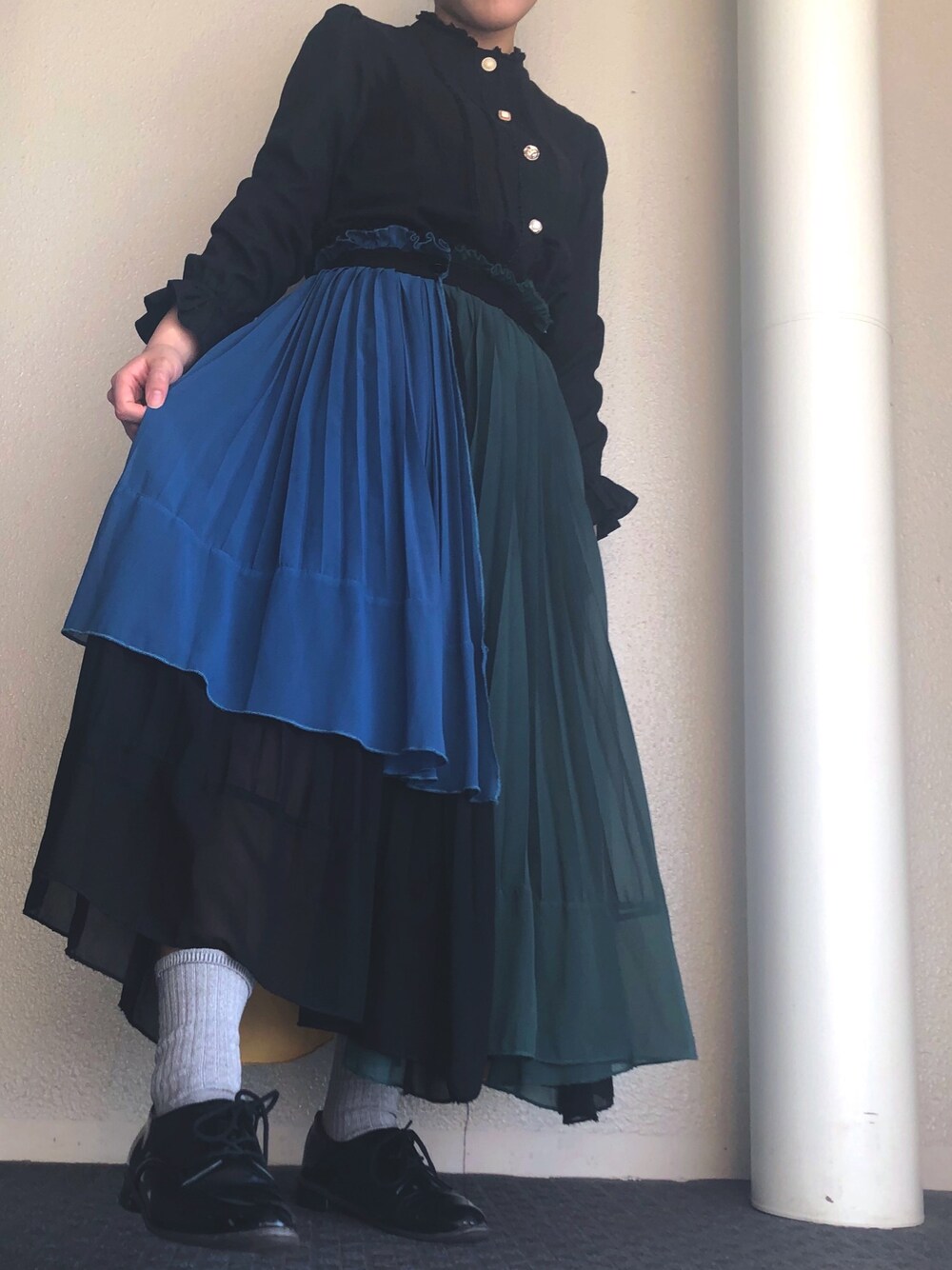 「アシメスカート、アシメトリースカート、カラフルコーデ、休日コーデ、大人女子」｜「GUのアクティブスマートラウンドトゥシューズ（シューズ、ブラック系）」を使った、👻さん（レディース・155cm）の春コーディネートの1枚目の写真