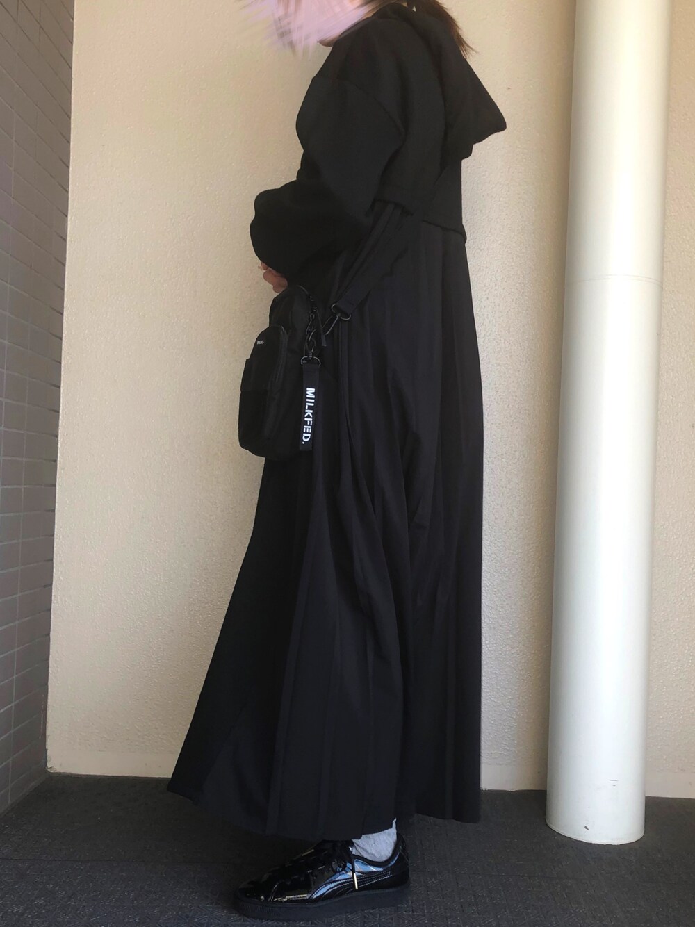 「おうちファッション、オールブラック、ブラックコーデ、ブラックワンピース、黒ワンピース、黒ワンピ、ワンピース、黒コーデ、シンプル、ラフコーデ」｜「Aunt Marie'sのAUNT MARIE'S バックプリーツフーディーワンピース（ワンピース、ブラック系）」を使った、👻さん（レディース・155cm）の春コーディネートの1枚目の写真