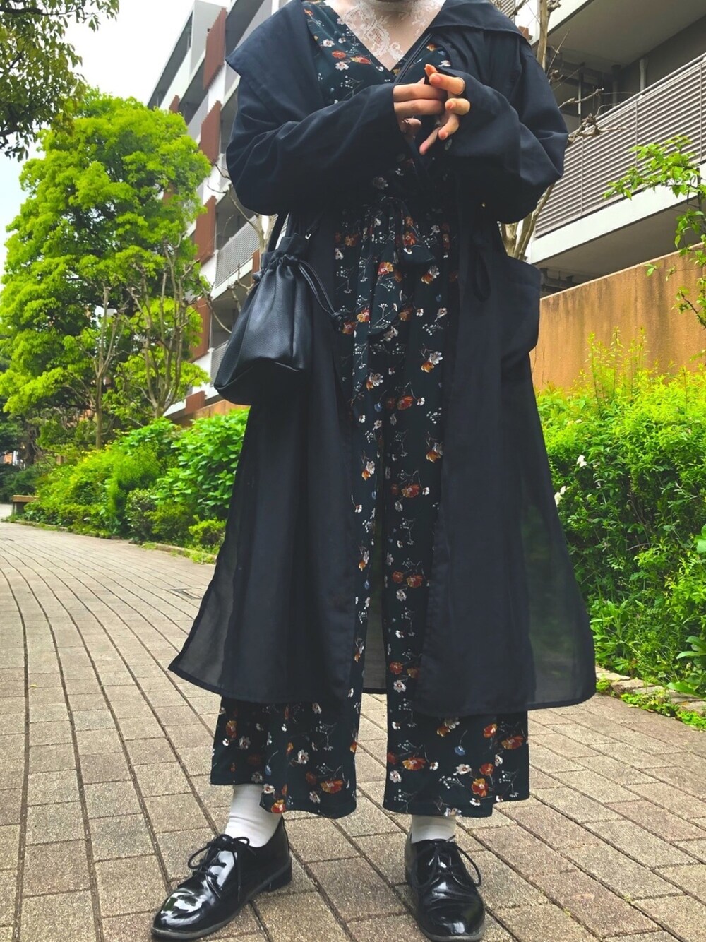 「サロペット、サロペットコーデ、サロペットパンツ、サロペットワイドパンツ、グリーン、グリーンコーデ、花柄、花柄パンツ、おうちファッション、シースルー」｜「groveの◆フラワーカシュクールサロペット（サロペット/オーバーオール、グリーン系）」を使った、👻さん（レディース・155cm）の春コーディネートの1枚目の写真