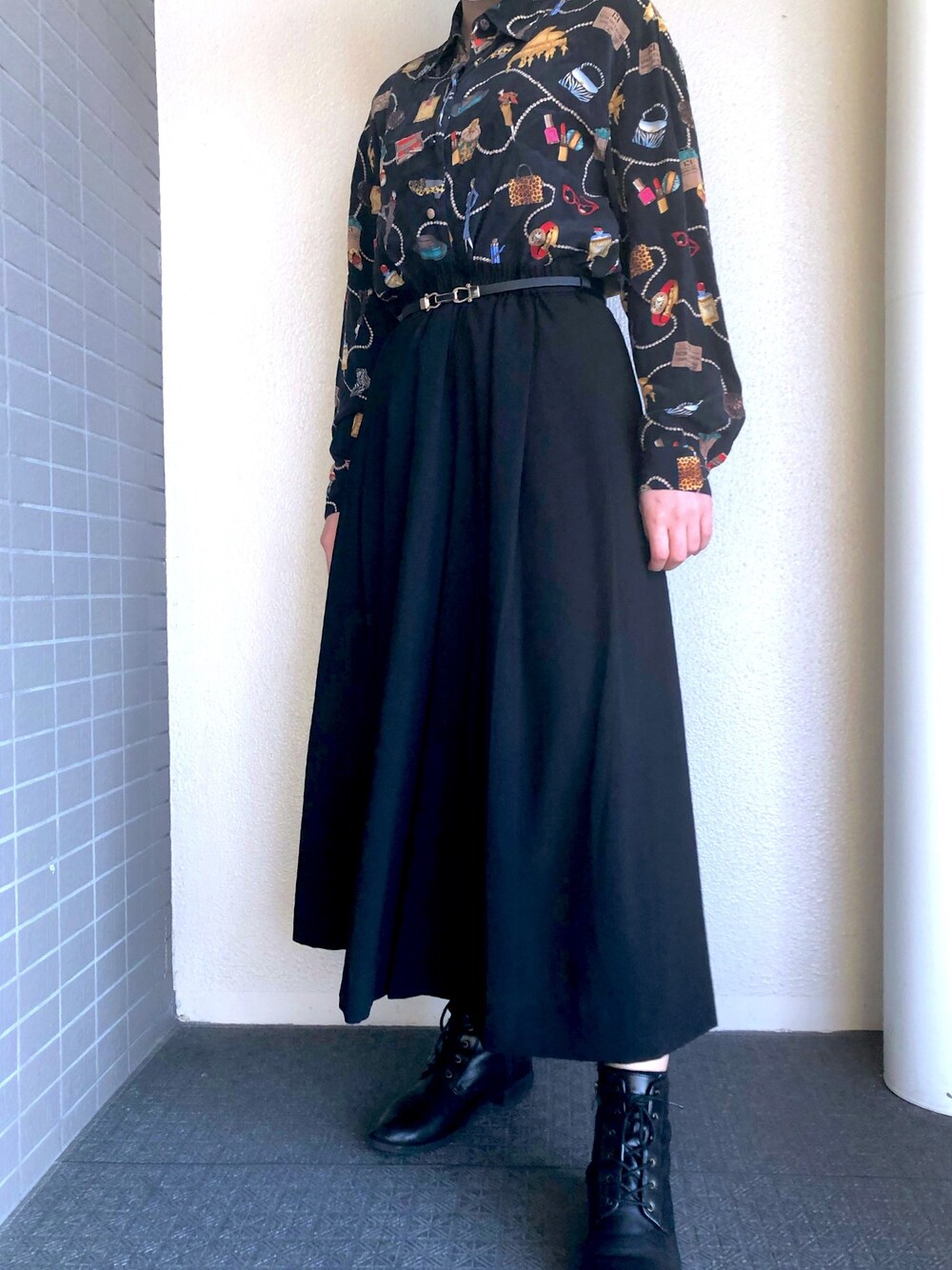 「柄シャツ、お洒落さんとつながりたい、ブラックコーデ、黒パンツ、柄、柄物、楽チンコーデ、着回しコーデ」｜「UNIQLOのジャージーフレアパンツ（その他パンツ、ブラック系）」を使った、👻さん（レディース・155cm）の春コーディネートの1枚目の写真
