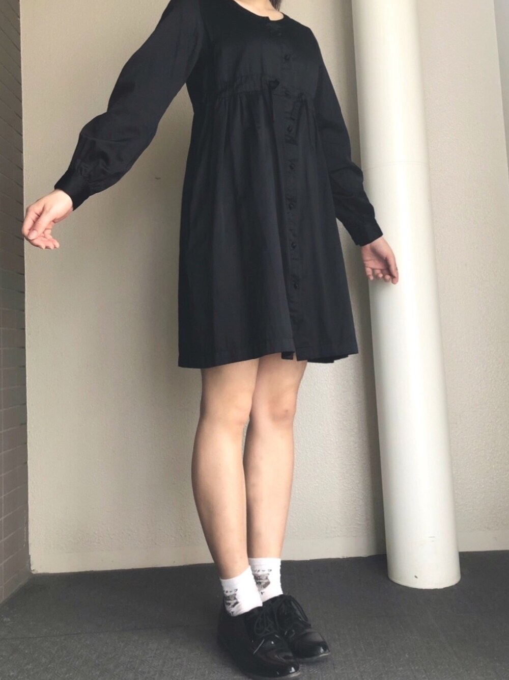 「ブラックワンピース、ブラックコーデ、ブラック×ホワイト、モノクロコーデ、モノクロ、モノクロガーリー、黒ワンピ、黒コーデ、おうちファッション」｜「earth music&ecologyのアイテム（ワンピース/ドレス、ブラック系）」を使った、👻さん（レディース・155cm）の春コーディネートの1枚目の写真