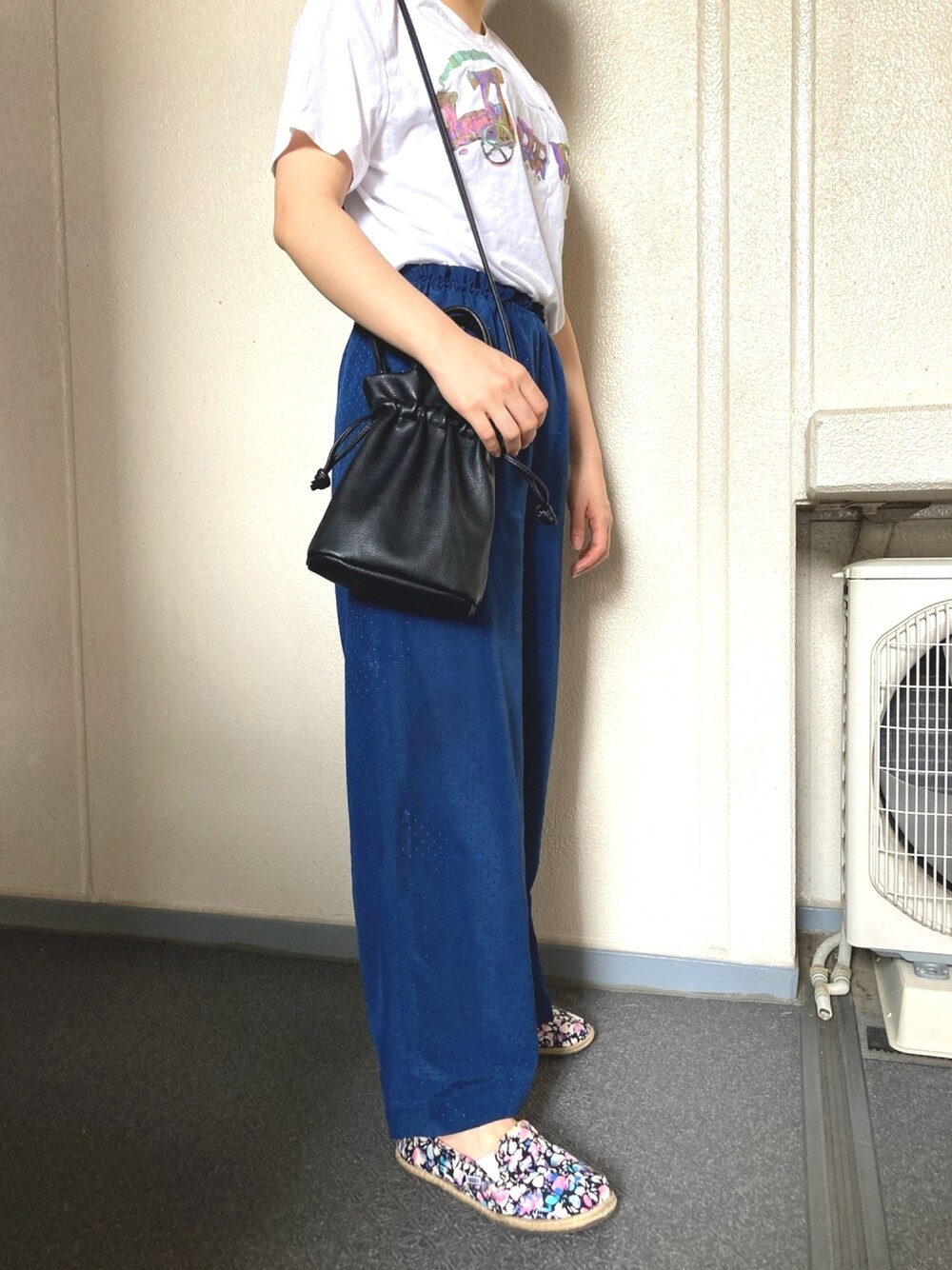 「ハンドメイド、手作り、ネイビーパンツ、ネイビー×ホワイト、セカオワ、夏コーデ」｜「LOWRYS FARMのミニキンチャクショルダー　863762（ショルダーバッグ、ブラック系）」を使った、👻さん（レディース・155cm）の夏コーディネートの1枚目の写真