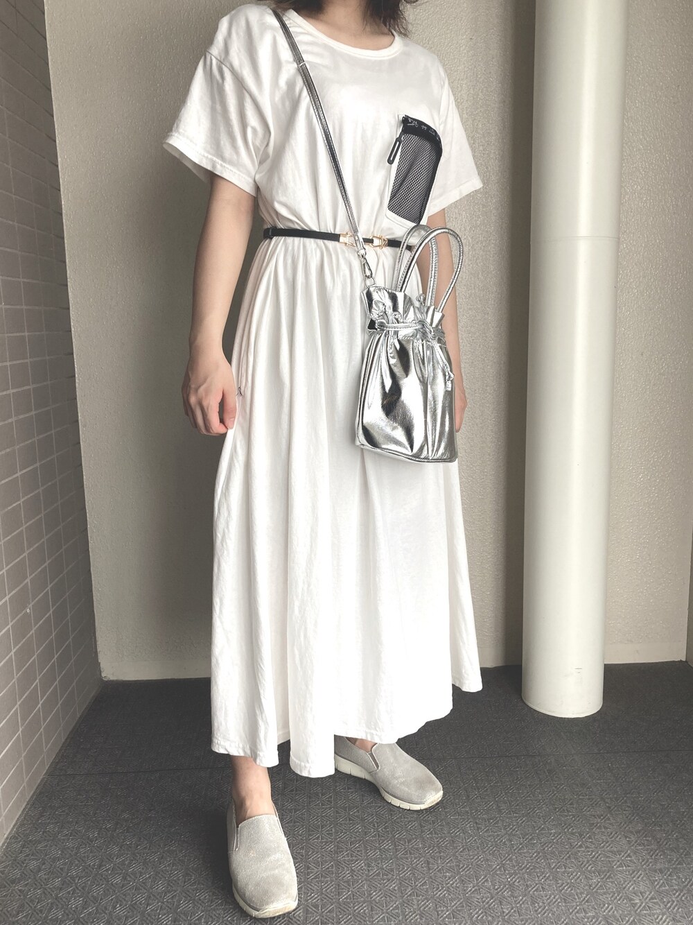 「白ワンピース、白T、シルバーバッグ、ホワイトワンピース、ホワイトコーデ、ホワイト、白Tシャツ、カジュアルコーデ、楽チンコーデ、プチプラ」｜「grnの〇◆USAコットン天竺 メッシュポケットマキシワンピース（ワンピース、ホワイト系）」を使った、👻さん（レディース・155cm）の夏コーディネートの1枚目の写真