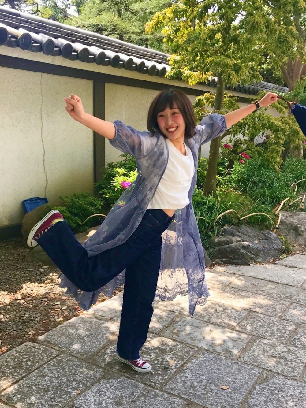 ホワイト系のTシャツ/カットソー、ブルー系のデニムパンツ、グレー系のシャツワンピースを着用したレディースの春コーディネートの1枚目の写真