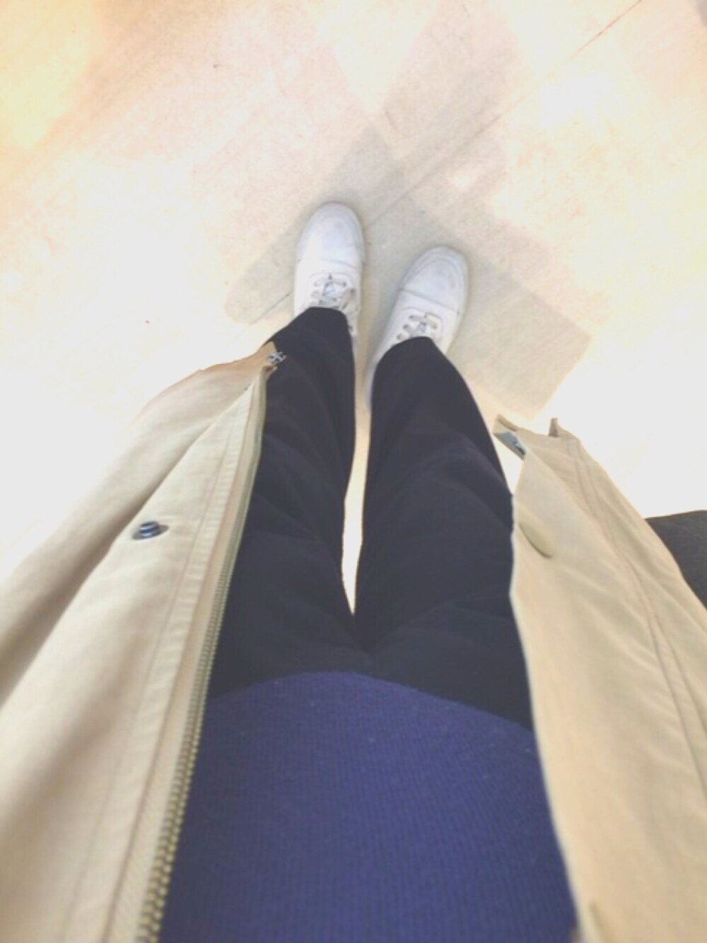 ブルー系のニット/セーター、ブルー系のその他パンツ、ホワイト系のスニーカーを着用したレディースの冬コーディネートの1枚目の写真