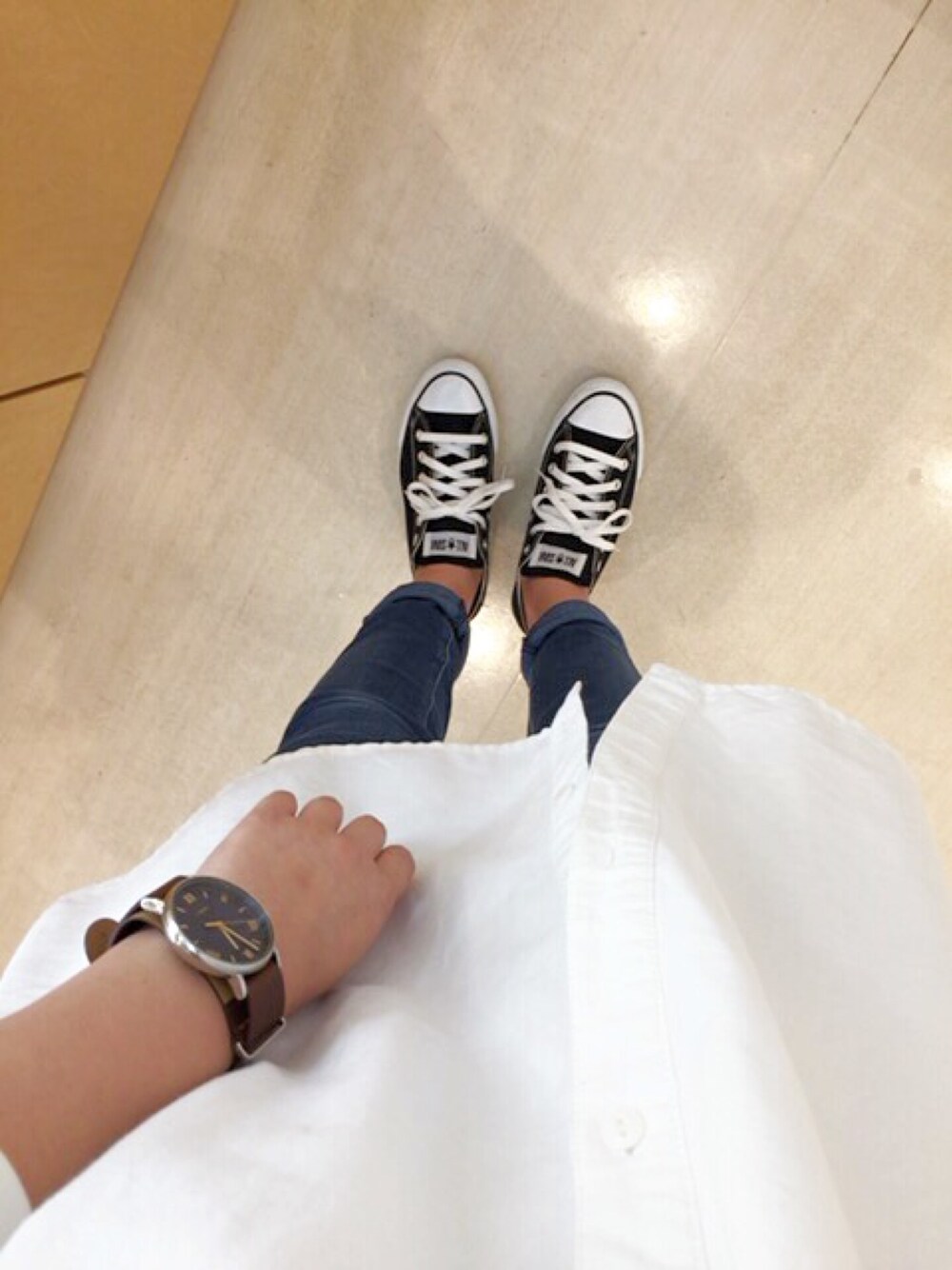 「カジュアル、シンプルコーデ、ホワイト×ブラック、秋」｜「CONVERSEのCONVERSE コンバース ALL STAR OX オールスター オックス　（スニーカー、ブラック系）」を使った、ＡＫＩさん（レディース・159cm）の秋コーディネートの1枚目の写真