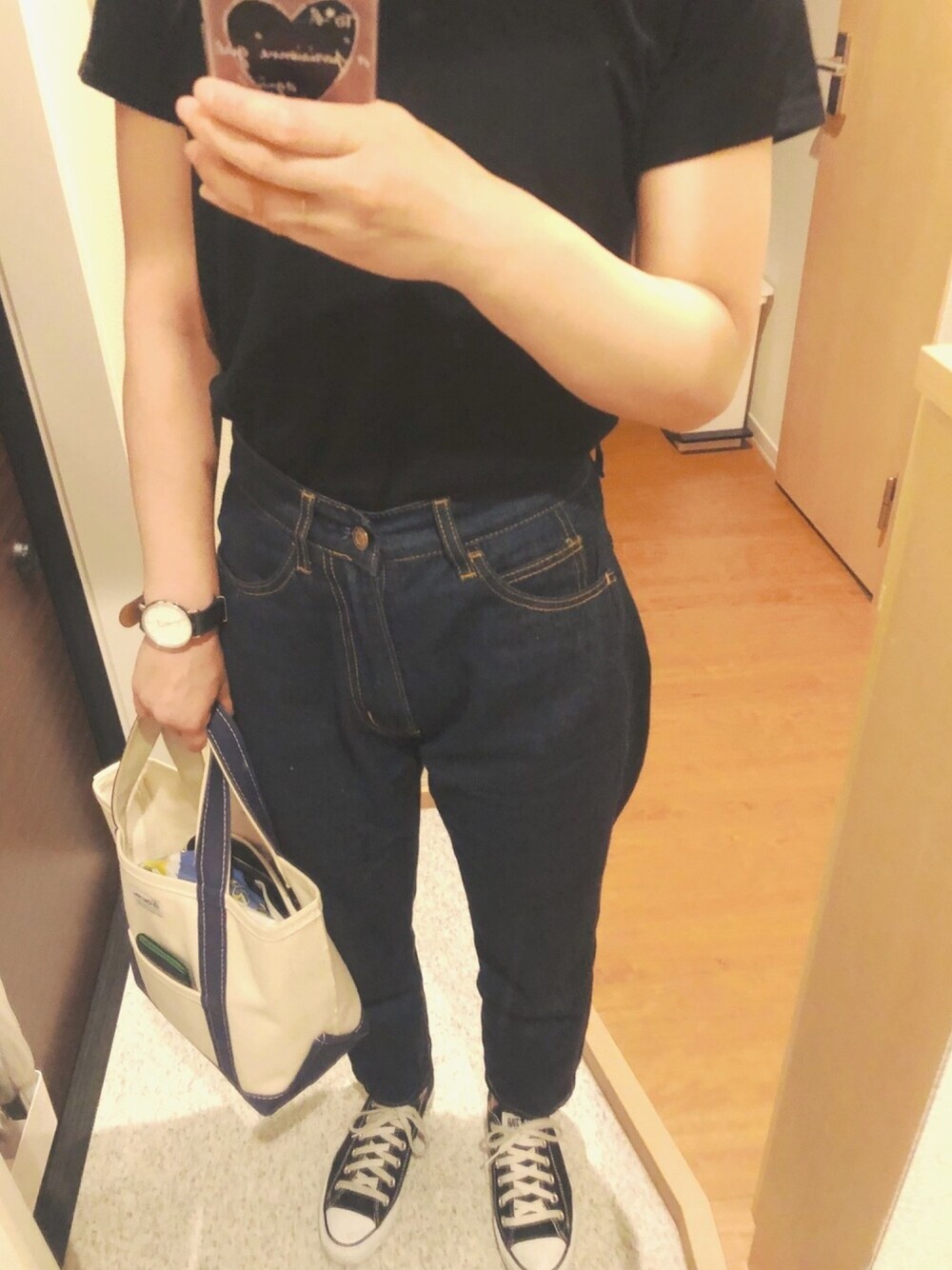 「オールブラック、休日スタイル、シンプルコーデ、converse、おしゃれさんと繋がりたい」｜「A part byのHanes/2パックTEE 774127（Tシャツ/カットソー、ホワイト系）」を使った、ＡＫＩさん（レディース・160cm）の夏コーディネートの1枚目の写真