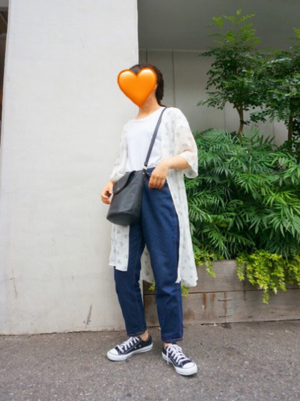 ホワイト系のTシャツ/カットソー、ブルー系のデニムパンツ、ブラック系のスニーカーを着用したレディースの夏コーディネートの1枚目の写真