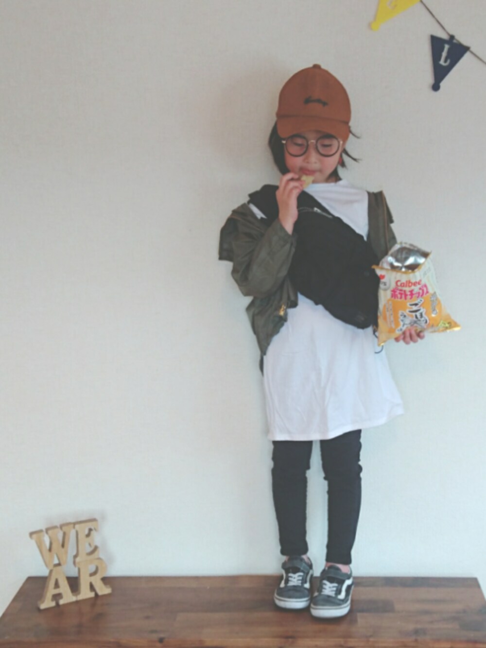 「kids、おんなのこ、キャップ、めがね、ナイロンジャケット、chaopanic typy、ワンピース、ストレッチパンツ、VANS、オールドスクール」｜「GLOBAL WORKの【キッズ】ツイルCAP17FW/766985（キャップ、ブラウン系）」を使った、ひまひなふわさん（キッズ・125cm）の春コーディネートの1枚目の写真