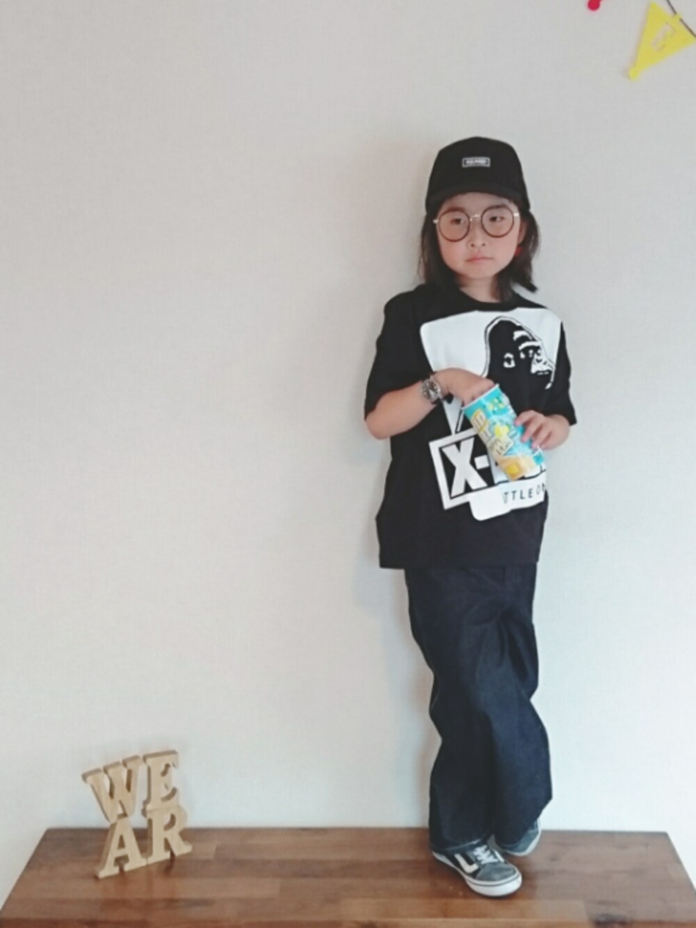 ブラック系のTシャツ/カットソー、ブルー系のデニムパンツ、ブラック系のスニーカーを着用したキッズの夏コーディネートの1枚目の写真