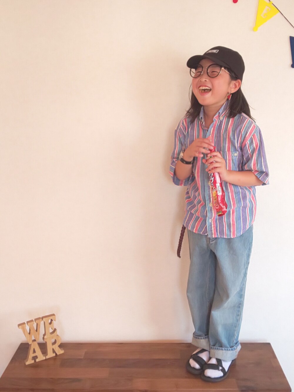 その他のシャツ/ブラウス、ブルー系のデニムパンツ、ブラック系のキャップを着用したキッズの夏コーディネートの1枚目の写真