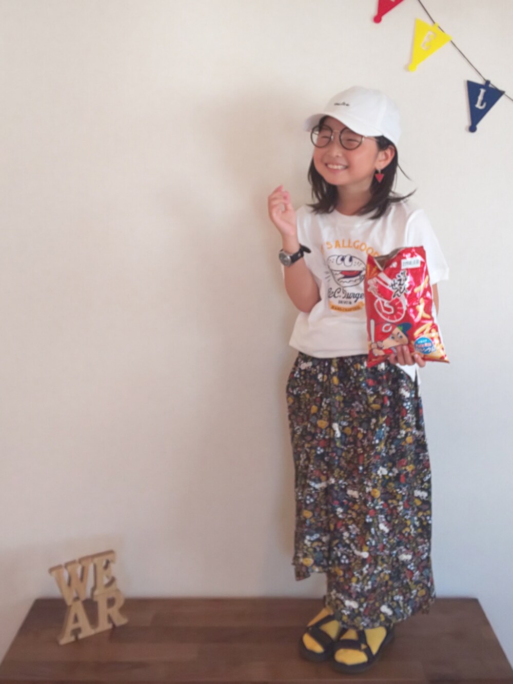 「kids、おんなのこ、キャップ、めがね、Tシャツ、IL BISONTE、ロングスカート、花柄、きいろくつした、スポサン×靴下」｜「GLOBAL WORKの【キッズ】カラーツイルキャップ/741725（キャップ、ホワイト系）」を使った、ひまひなふわさん（キッズ・125cm）の夏コーディネートの1枚目の写真