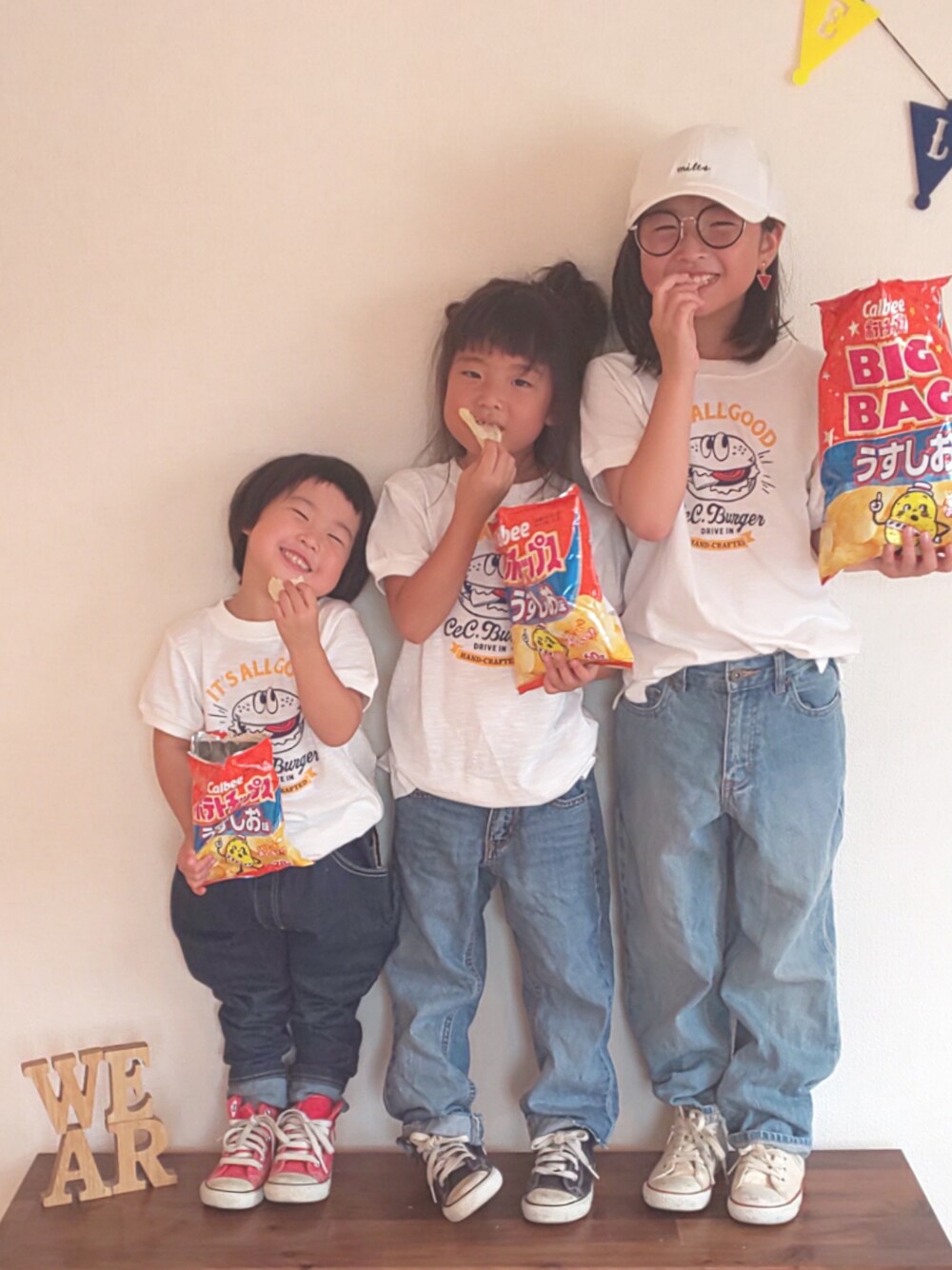 「おたべのお誕生日2018、kids、おんなのこ、3姉妹、キャップ、めがね、お気に入りのTシャツ、デニムパンツ、converse、ALL STAR」｜「coenの【coen キッズ / ジュニア】コーエンプレイショップTシャツ(100～150cm)（Tシャツ/カットソー、ホワイト系）」を使った、ひまひなふわさん（キッズ・125cm）の夏コーディネートの1枚目の写真