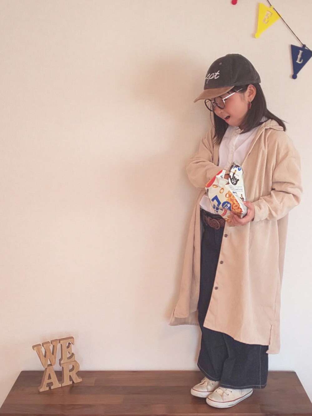 「kids、おんなのこ、ゆったりコーデ、キャップ、めがね、ワンピース、CAOPANIC TYPY、フリルシャツ、ワイドデニム、converse」｜「petit mainのロゴ入りコーデュロイキャップﾟ（キャップ、ブラウン系）」を使った、ひまひなふわさん（キッズ・125cm）の秋コーディネートの1枚目の写真