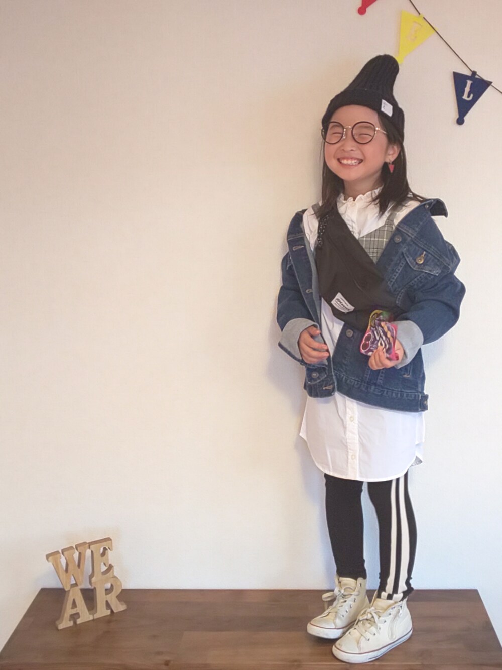 「kids、おんなのこ、レイヤードスタイル、ニット帽、めがね、デニムジャケット、ワンピース、ウエストポーチ、ラインパンツ、converse」｜「GLOBAL WORKの綿麻ワッチキャップFW/549792【GLOBAL WORK】（ニットキャップ/ビーニー、ブラック系）」を使った、ひまひなふわさん（キッズ・125cm）の秋コーディネートの1枚目の写真