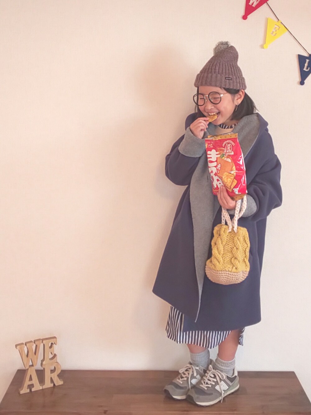 「kids、おんなのこ、ニット帽、めがね、コート、ワンピース、Knit巾着バック、New Balance、仲良くしてくれて、ありがとうございました」｜「quoti use fithのボンテン付きニットキャップ（ニットキャップ/ビーニー、グレー系）」を使った、ひまひなふわさん（キッズ・125cm）の冬コーディネートの1枚目の写真