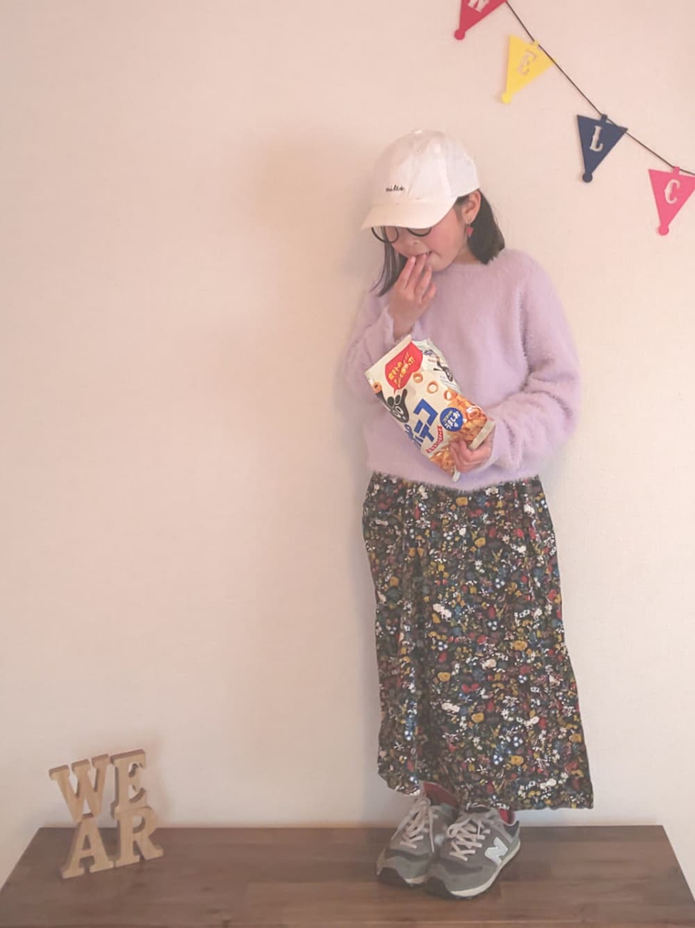 「kids、おんなのこ、キャップ、めがね、モコモコニット、うすむらさき、ロングスカート、あかいくつした、New Balance、Nine Candles」｜「告知のアイテム（ポスター/アート、その他）」を使った、ひまひなふわさん（キッズ・125cm）の冬コーディネートの1枚目の写真