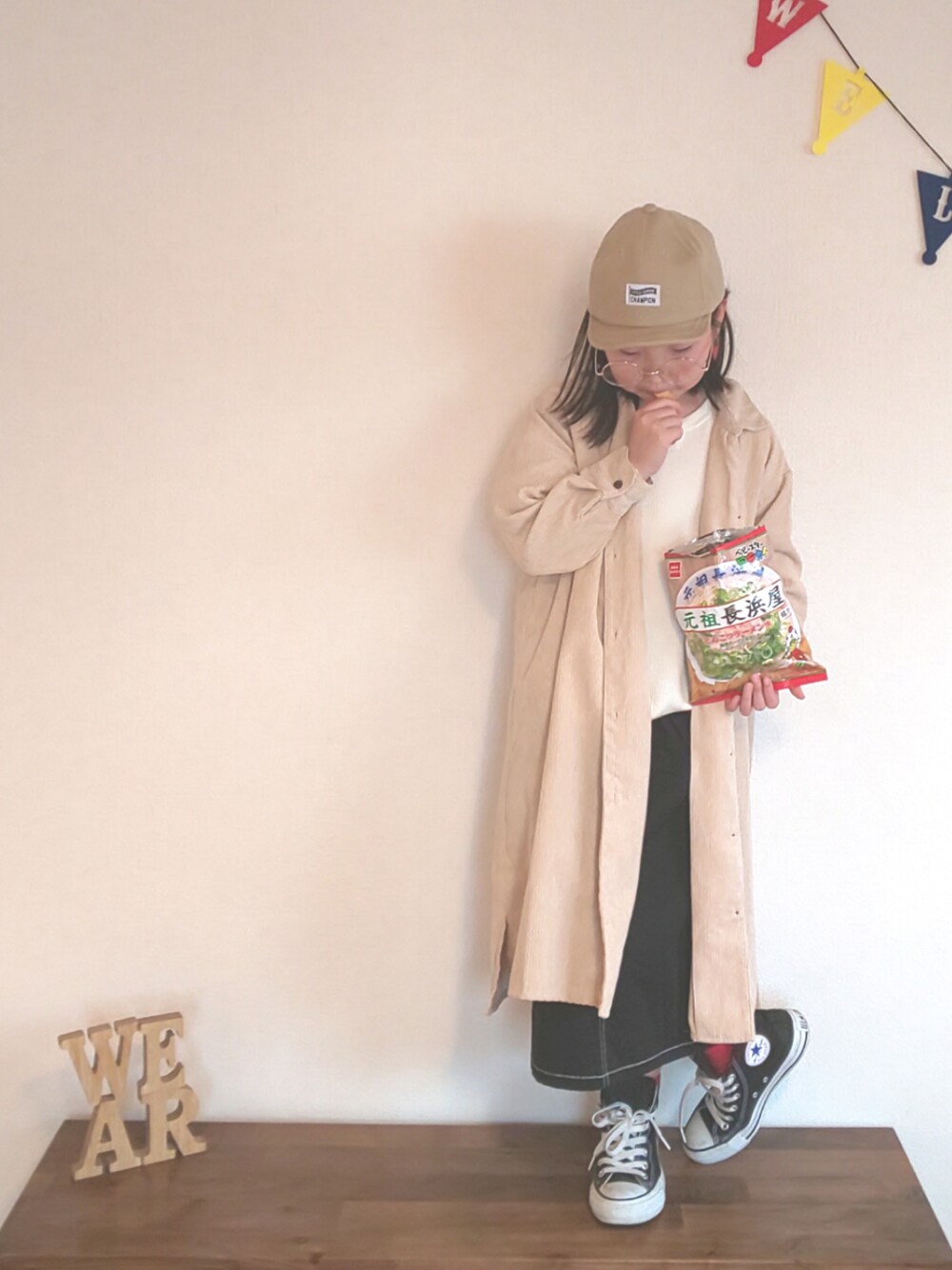 「kids、おんなのこ、キャップ、めがね、シャツワンピ、ワッフル、デニムスカート、converse、めでたいモンは、めでたいと」｜「♡のアイテム（インテリア、その他）」を使った、ひまひなふわさん（キッズ・125cm）の春コーディネートの1枚目の写真
