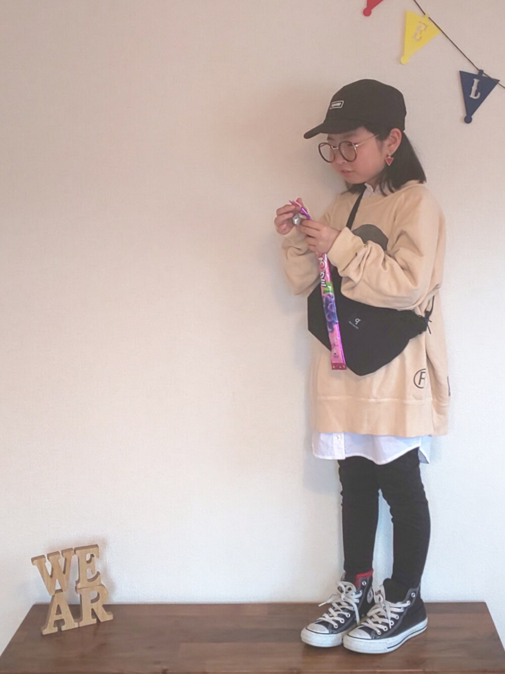 「kids、おんなのこ、キャップ、めがね、レイヤードスタイル、A BATHING APE、サコッシュ、converse、さけるグミを、さかずに食べるヤツ」｜「GLOBAL WORKの【キッズ】ベースボールCAP/776123（キャップ、ブラック系）」を使った、ひまひなふわさん（キッズ・125cm）の春コーディネートの1枚目の写真