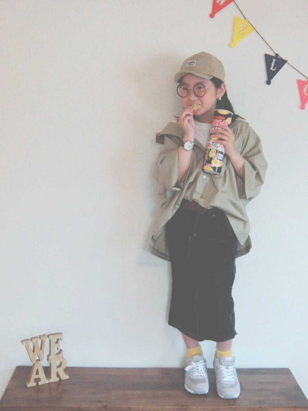 「kids、おんなのこ、キャップ、めがね、シャツスタイル、IL BISONTE、ロングスカート、きいろくつした、New Balance、おおきくなりました。」｜「GLOBAL WORKの【キッズ】ピグメントチビツバＣＡＰ/800676（キャップ、ベージュ系）」を使った、ひまひなふわさん（キッズ・128cm）の春コーディネートの1枚目の写真