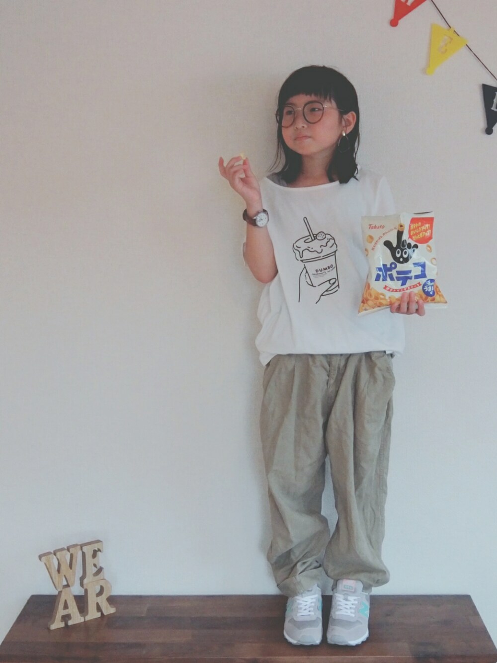 「kids、おんなのこ、めがね、イヤリング、タンクトップ、テーシャツ、チノパン、New Balance、last summer」｜「niko and...の4WAY着せ替えイヤリング（イヤリング、グリーン系）」を使った、ひまひなふわさん（キッズ・128cm）の夏コーディネートの1枚目の写真