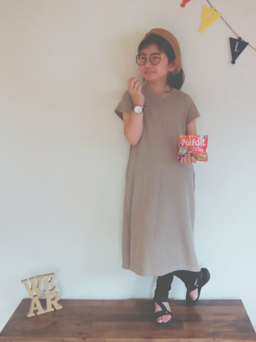 ベージュ系のワンピース、その他のポスター/アート、ホワイト系のアナログ腕時計を着用したキッズの夏コーディネートの1枚目の写真