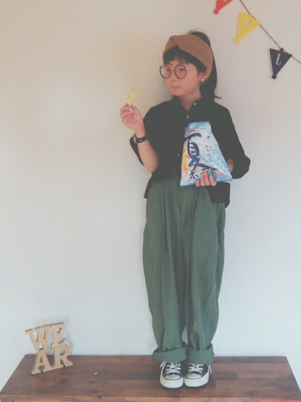 ブラック系のシャツ/ブラウス、グリーン系のその他パンツ、ブラック系のスニーカーを着用したキッズの夏コーディネートの1枚目の写真