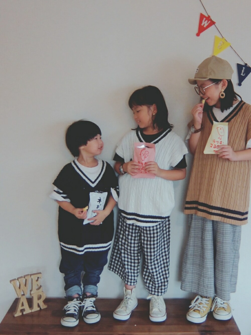 「kids、おんなのこ、3姉妹、キャップ、めがね、ベスト、チェックパンツ、converse、last summer」｜「告知。のアイテム（ポスター/アート、その他）」を使った、ひまひなふわさん（キッズ・128cm）の夏コーディネートの1枚目の写真