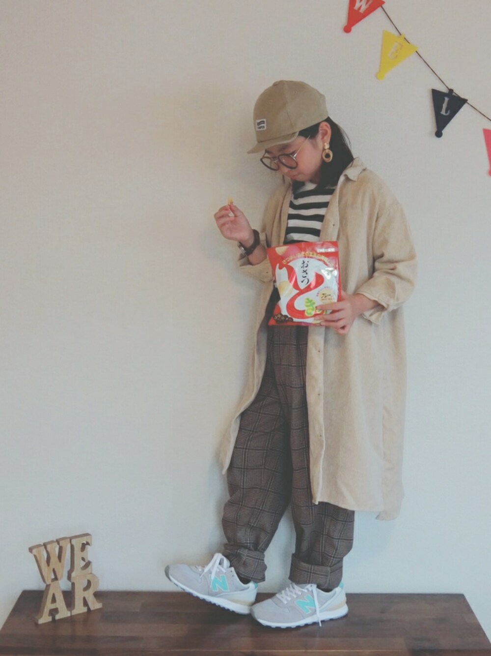 「kids、おんなのこ、秋のカフェオレコーデ、ミルク多め、キャップ、めがね、ロングシャツ、チェックパンツ、New Balance、Last Autumn」｜「GLOBAL WORKの【キッズ】ピグメントチビツバＣＡＰ/800676（キャップ、ベージュ系）」を使った、ひまひなふわさん（キッズ・128cm）の秋コーディネートの1枚目の写真