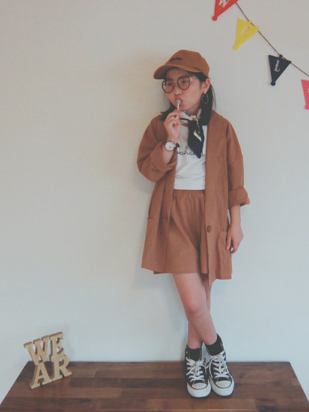 「kids、おんなのこ、キャップ、めがね、セットアップ、スカーフ、converse、やばい！！、ピース撮らなきゃ!!、Last Autumn」｜「GLOBAL WORKの【キッズ】ツイルCAP17FW/766985（キャップ、ブラウン系）」を使った、ひまひなふわさん（キッズ・128cm）の秋コーディネートの1枚目の写真