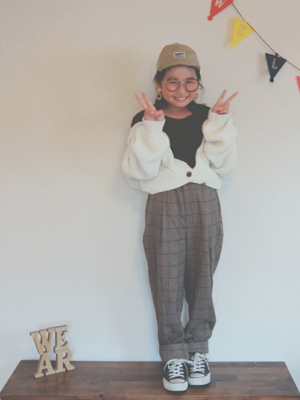 「ラブアンドピース2019、kids、おんなのこ、キャップ、めがね、テーシャツ、カーディガン、チェックパンツ、converse、Last Autumn」｜「GLOBAL WORKの【キッズ】ピグメントチビツバＣＡＰ/800676（キャップ、ベージュ系）」を使った、ひまひなふわさん（キッズ・128cm）の秋コーディネートの1枚目の写真