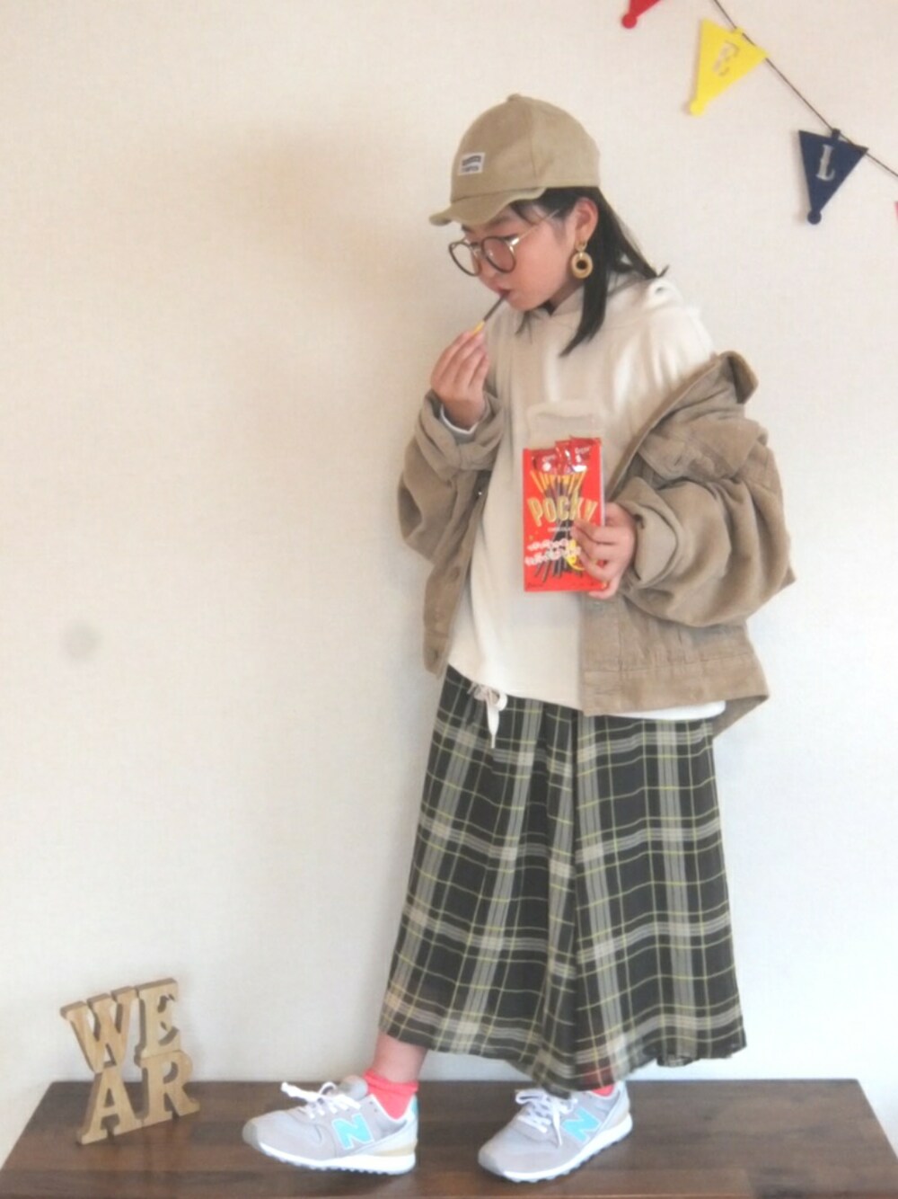 「おたべに恋してる、チェック柄に恋してる、kids、おんなのこ、キャップ、めがね、コーデュロイ、パーカー、チェックパンツ、New Balance」｜「niko and...のオリジナルシフォンチェックワイドパンツ（その他パンツ、グリーン系）」を使った、ひまひなふわさん（キッズ・132cm）の秋コーディネートの1枚目の写真
