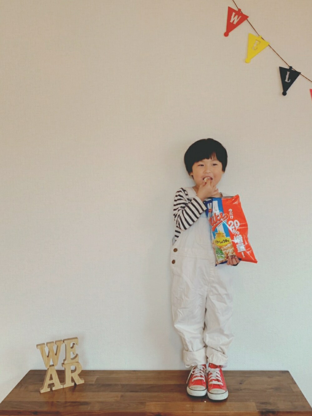 「おたべに恋してる、kids、おんなのこ、シンプル、マッシュ、ボーダー、無印良品、オーバーオール、converse、Last Autumn」｜「無印良品のアイテム（Tシャツ/カットソー、ブルー系）」を使った、ひまひなふわさん（キッズ・132cm）の秋コーディネートの1枚目の写真