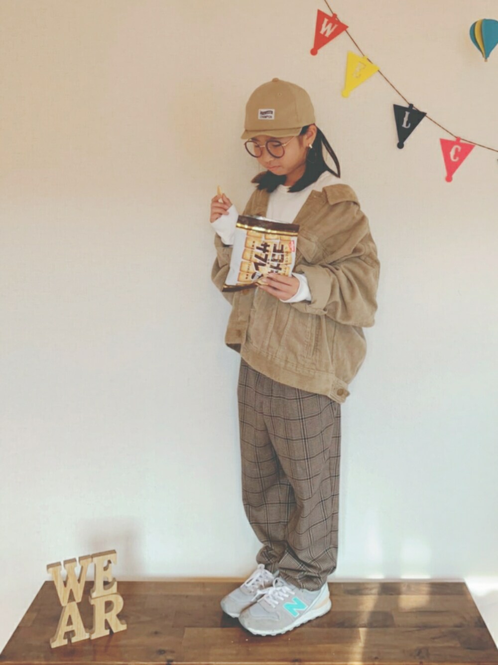 「kids、おんなのこ、キャップ、めがね、コーデュロイ、ジャケット、ワッフル、チェックパンツ、New Balance、Last Autumn」｜「GLOBAL WORKの【キッズ】ピグメントチビツバＣＡＰ/800676（キャップ、ベージュ系）」を使った、ひまひなふわさん（キッズ・132cm）の秋コーディネートの1枚目の写真