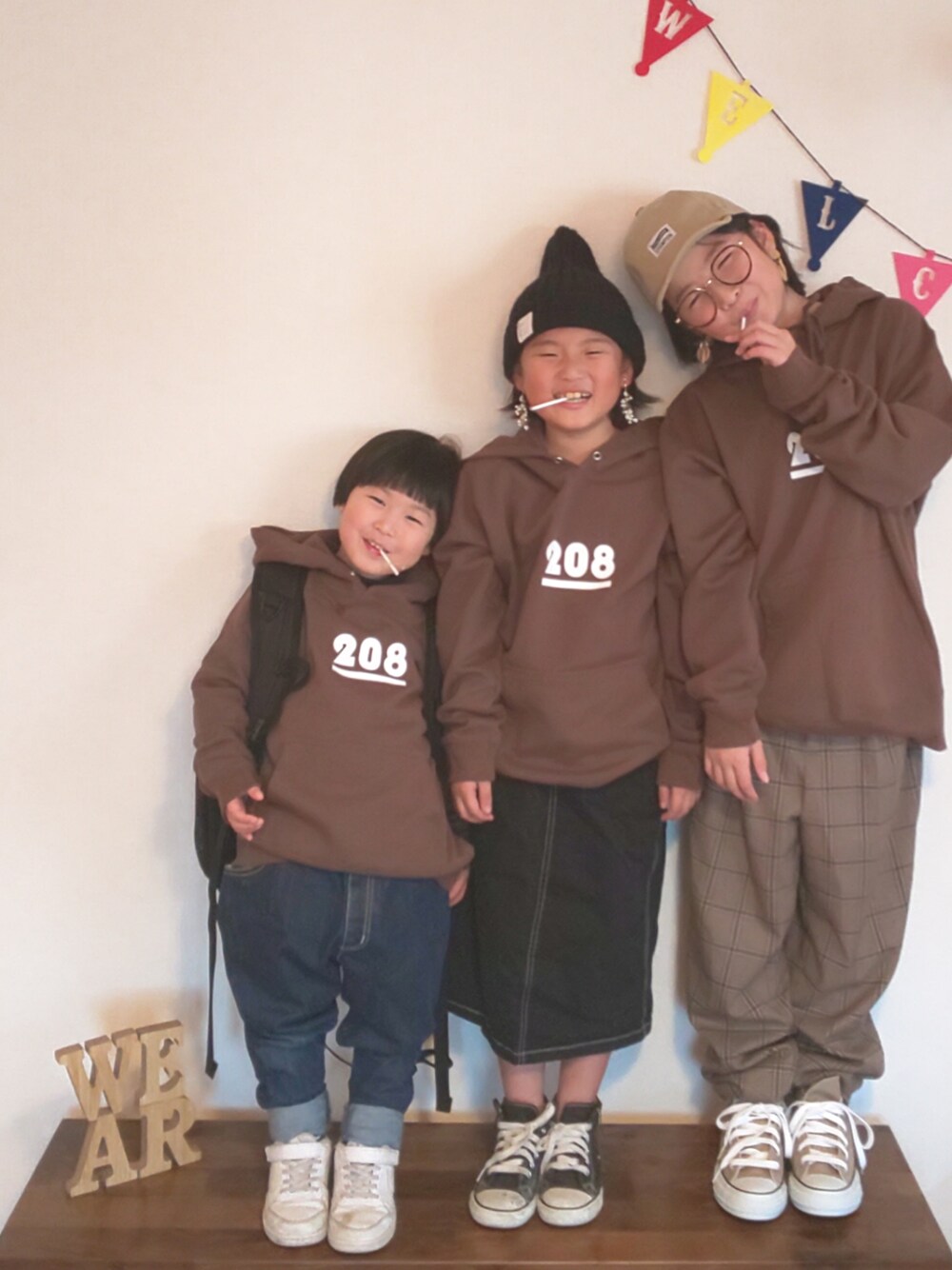 「パーカープレゼント企画🎁、kids、おんなのこ、3姉妹、キャップ、パーカー、チェックパンツ、ロンクスカート、サルエルデニム、converse」｜「GLOBAL WORKのフサフサイヤリング/861285（イヤリング、ホワイト系）」を使った、ひまひなふわさん（キッズ・132cm）の冬コーディネートの1枚目の写真