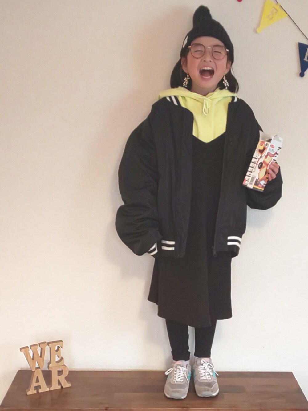 「年末WEAR感謝祭、kids、おんなのこ、ニット帽、めがね、スタジャン、ネオンカラー、パーカー、New Balance、last winter」｜「NEW BALANCEのNew Balance ニューバランス WR996JH GY/AQUARIUS(JH)（スニーカー、グレー系）」を使った、ひまひなふわさん（キッズ・135cm）の冬コーディネートの1枚目の写真