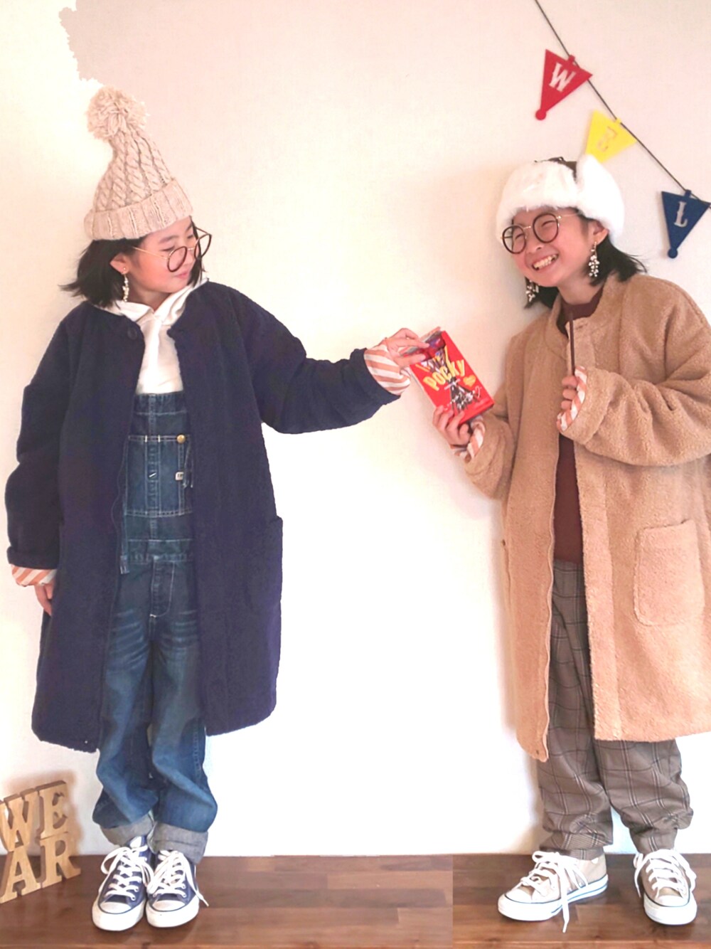 「kids、おんなのこ、双子コーデ、ニット帽、フライトキャップ、めがね、ボアコート、裏地が可愛い、converse、last winter」｜「petit mainのフライトキャップ（キャップ、ブラウン系）」を使った、ひまひなふわさん（キッズ・135cm）の冬コーディネートの1枚目の写真