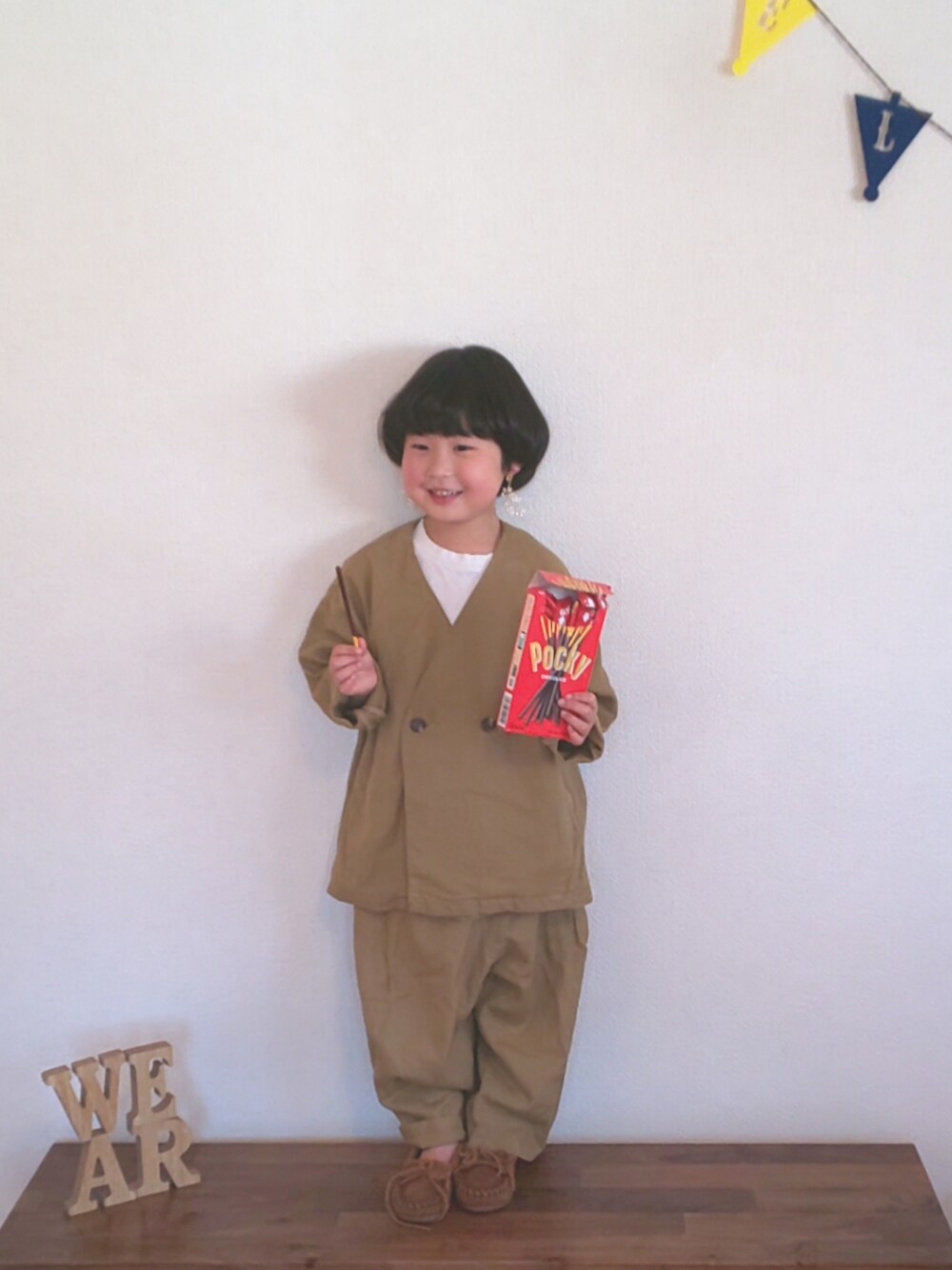 「kids、おんなのこ、きのこあたま、マッシュ、セットアップ、白Tシャツ、ミネトンカ」｜「LOWRYS FARMのＲＬタックワイドパンツ　871995（その他パンツ、ブラウン系）」を使った、ひまひなふわさん（キッズ・135cm）の春コーディネートの1枚目の写真