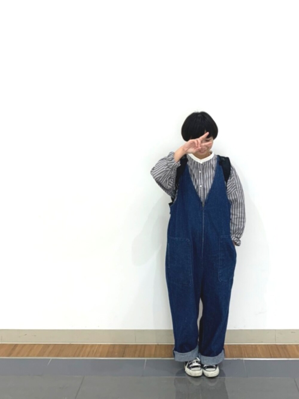 「ラブアンドピース2020、おけちゃん、おけちゃんかわいい、おけちゃんステキ、おけちゃんサイコー、おけつの島の、おけつまり、金の亡者、地獄の門番、converse」｜「niko and...のVネックサロペデニムパンツ（サロペット/オーバーオール、ブルー系）」を使った、ひまひなふわさん（レディース・156cm）の秋コーディネートの1枚目の写真