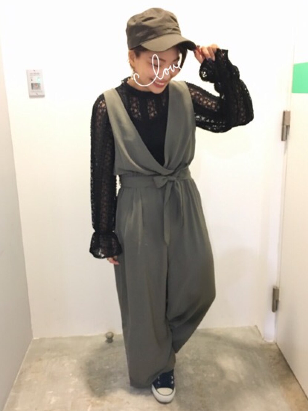 「カジュアルコーデ、シンプル、キャンディスリーブ、レース、スニーカーコーデ、キャスケット」｜「SEVENDAYS=SUNDAYのダブルフェイス ベルト付サロペット （サロペット/オーバーオール、グリーン系）」を使った、DA-FUKUさん（レディース・154cm）の夏コーディネートの1枚目の写真