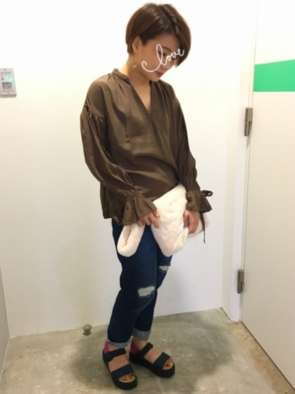 「大人カジュアル、シンプルコーデ、ブラウス、デニム、ダメージデニムパンツ、キャンディースリーブ、ブラウン、秋カラー」｜「SEVENDAYS=SUNDAYのドレープクロス キャンディースリーブブラウス（シャツ/ブラウス、ブラウン系）」を使った、DA-FUKUさん（レディース・154cm）の夏コーディネートの1枚目の写真
