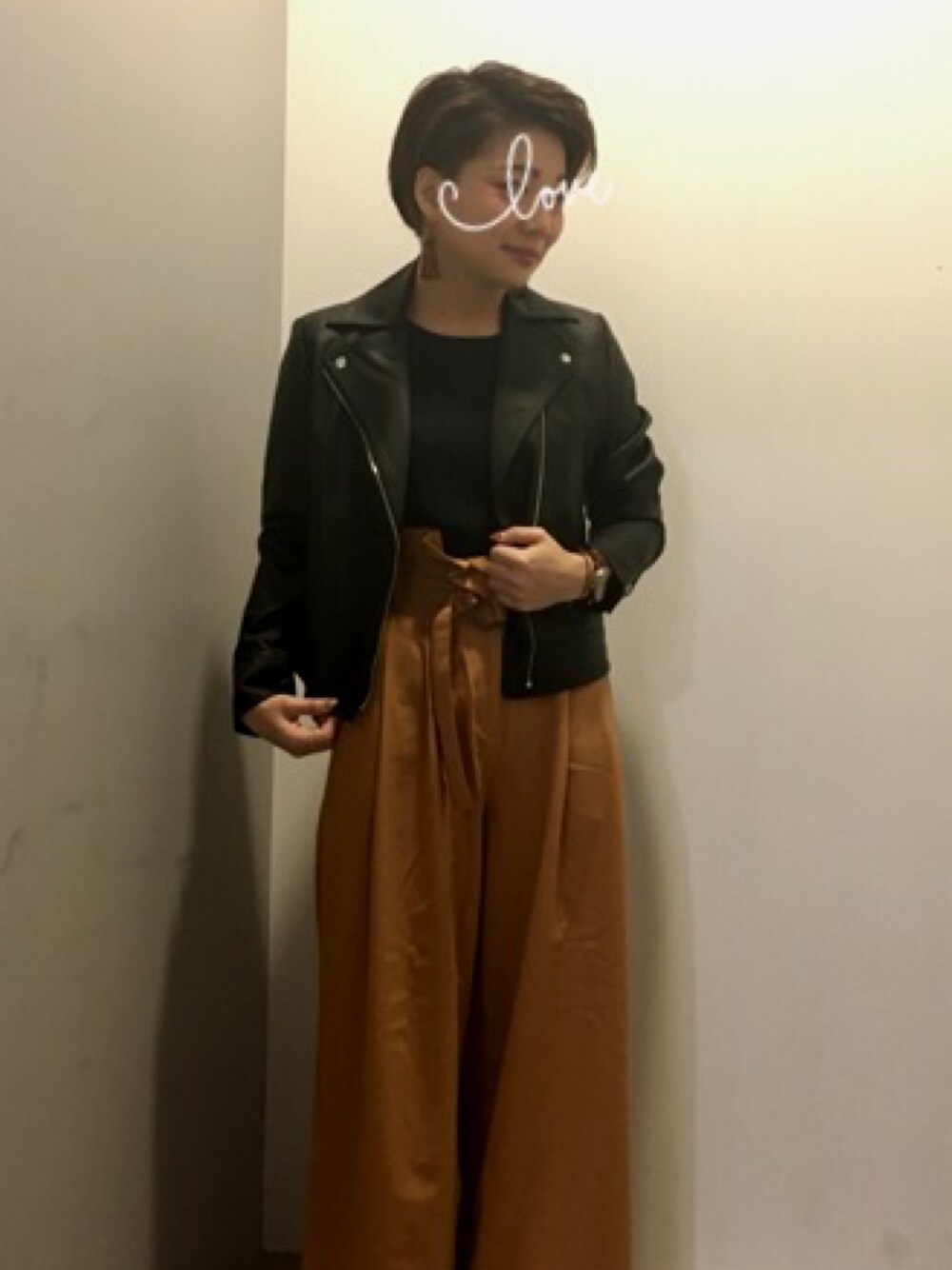 「秋、ライダース、ニット、秋コーデ、オトナ女子、コックリカラー、ワイドパンツ、ハイウエスト」｜「SEVENDAYS=SUNDAYのアイテム（ライダースジャケット、ブラック系）」を使った、DA-FUKUさん（レディース・154cm）の秋コーディネートの1枚目の写真
