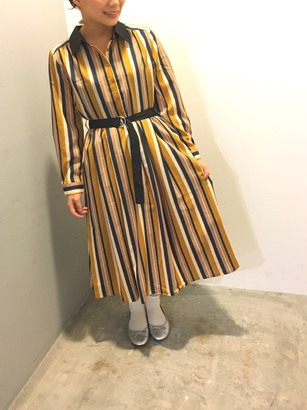 「シンプルコーデ、ワンピース、レトロ、レトロワンピース」｜「SEVENDAYS=SUNDAYの・マルチストライプクレリックワンピース（ワンピース、イエロー系）」を使った、DA-FUKUさん（レディース・154cm）の秋コーディネートの1枚目の写真