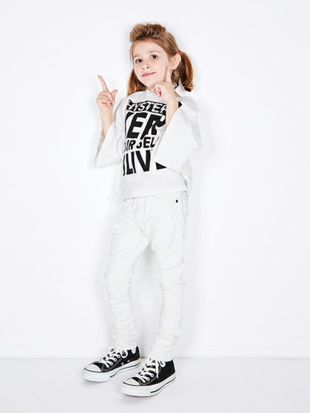 「kids、Hysteric Glamour、親子コーデ、white、JOEY HYSTERIC」｜「JOEY HYSTERICのKEEP ALIVE pt BIG Tシャツ 【XS/S/M】（Tシャツ/カットソー、ホワイト系）」を使った、JOEY HYSTERIC OFFICIALさん（キッズ・120cm）の春コーディネートの1枚目の写真