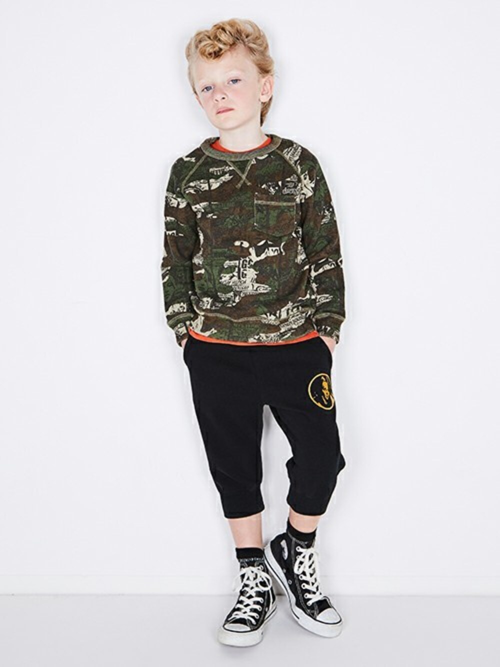 「スウェット、迷彩、kids、キッズコーデ、JOEY HYSTERIC、kidsfashion、キッズファッション」｜「JOEY HYSTERICのROCK IN THE WOODLAND総柄 スウェット 【XS/S/M】（スウェット、その他）」を使った、JOEY HYSTERIC OFFICIALさん（キッズ・120cm）の春コーディネートの1枚目の写真